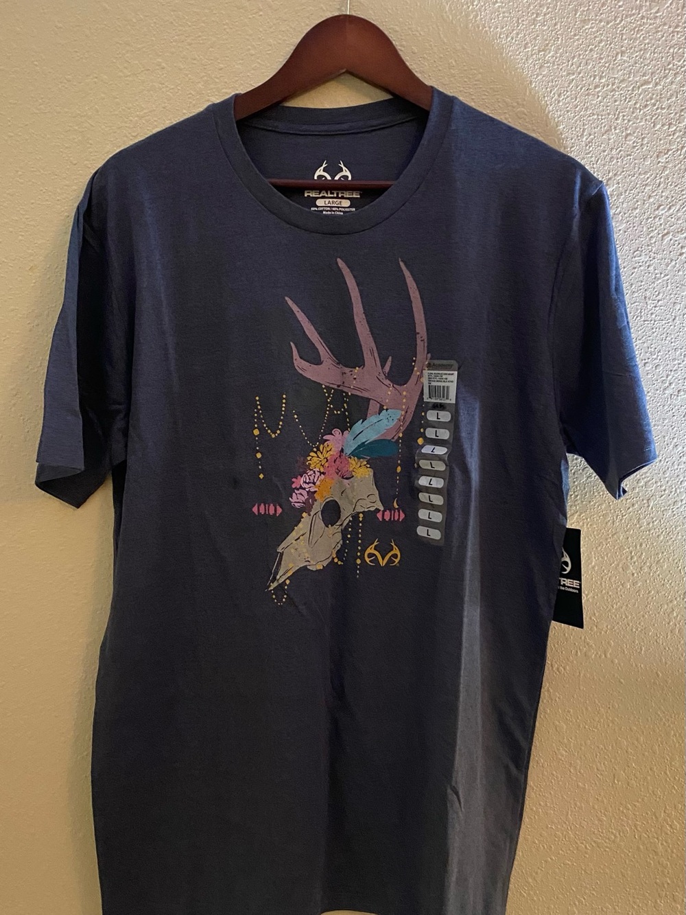 Realtree Women’s Indigo Graphic Deer Skull Floral Graphic Tee Size L